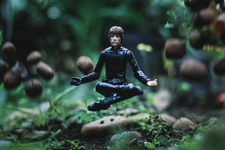 fotografia artítstica luke skywalker levitando pedras no pantano 
