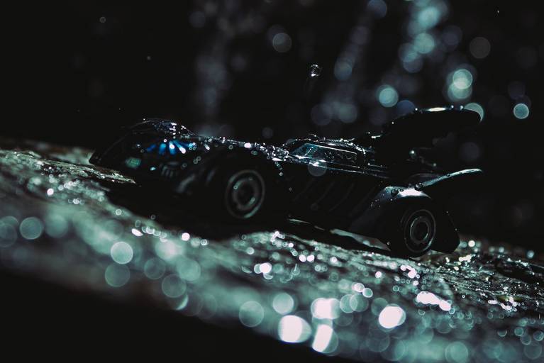 fotografia do batmóvel do filme batman forever na batcaverna