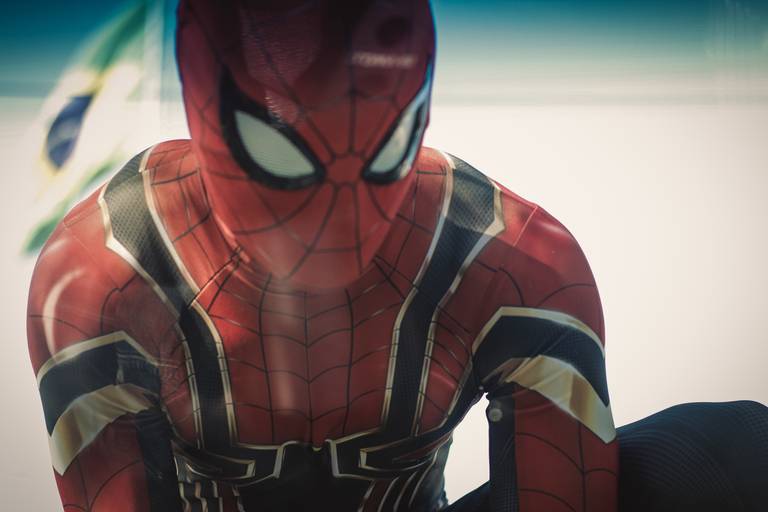 homem aranha em sua pose clássica  por trás de um vidro