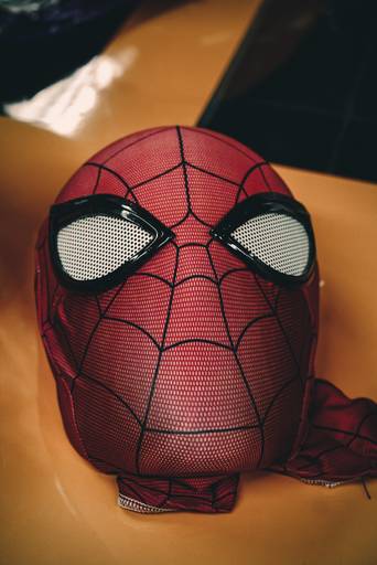 foto da mascara do homem aranha em cima de uma mesa
