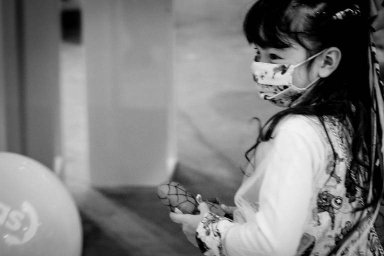 fotografia em preto e branco de uma pequena fã do homem arnha