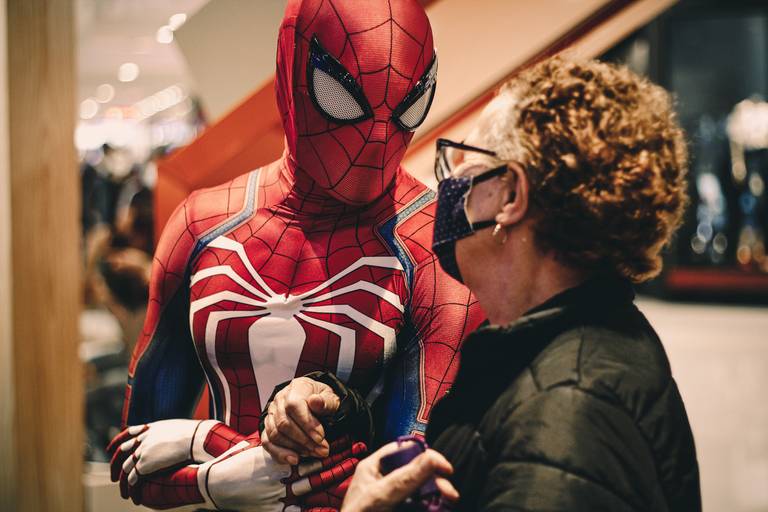fotografia do homem aranha acompanhando uma senhora 