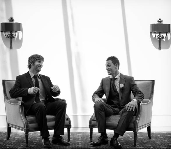 fotografia do noivo com padrinho