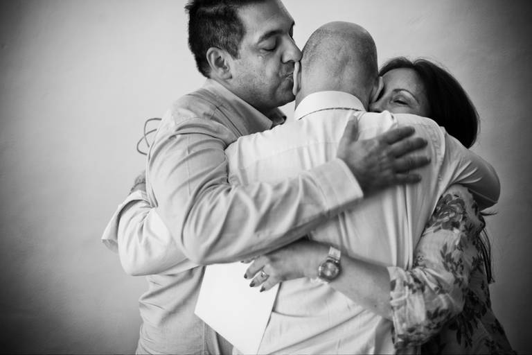 fotografia emotiva do noivo com os padrinhos