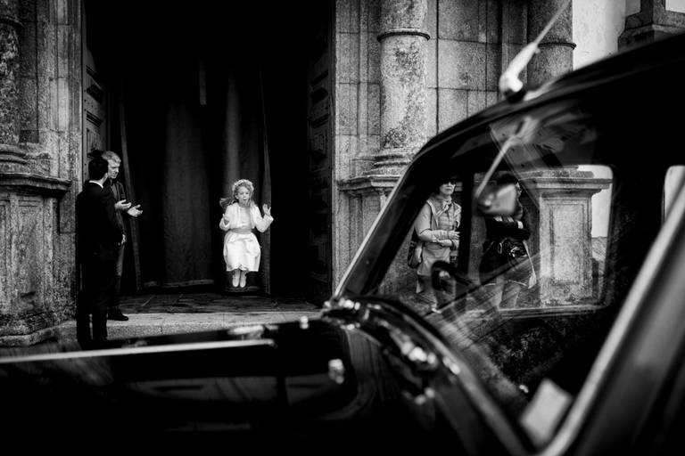 fotografia da menina das alianças na igreja da Serra do Pilar em Vila Nova de Gaia