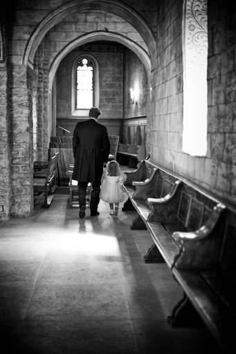 fotografia do noivo com a menina das alianças