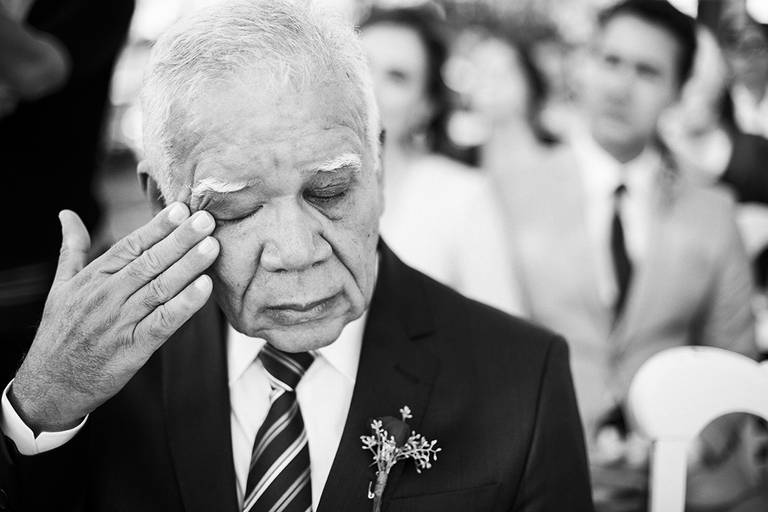 pai da noiva emocionado