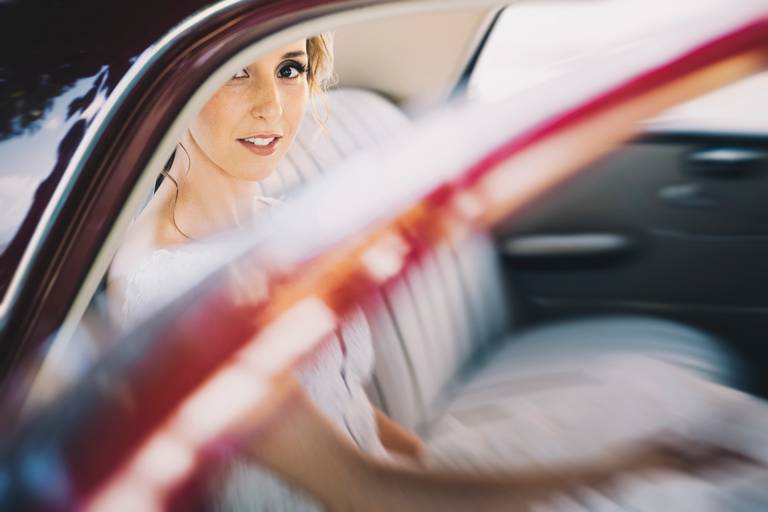 fotografia da noiva no carro