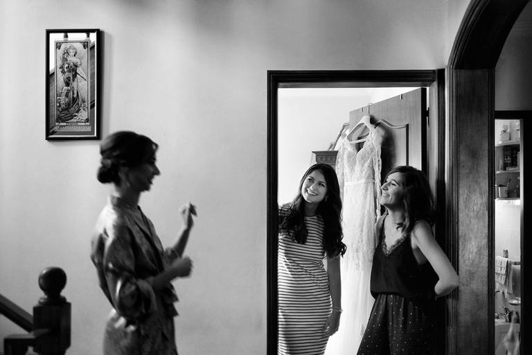 noiva com as amigas na sua preparação para o casamento