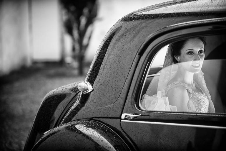 noiva em carro antigo