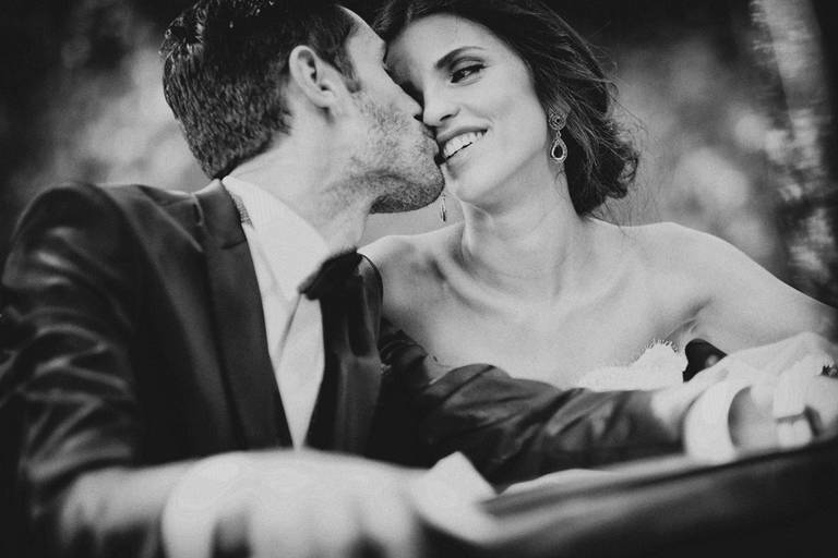 fotografia a preto e branco dos noivos