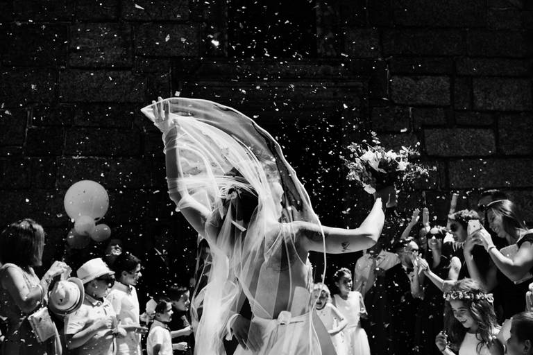 noivos na saída da igreja