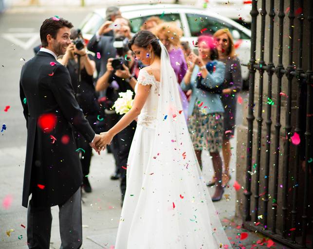 noivos à saída da igreja