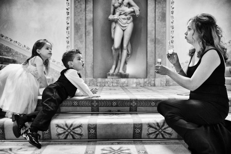 fotografia descontraída dos meninos das alianças