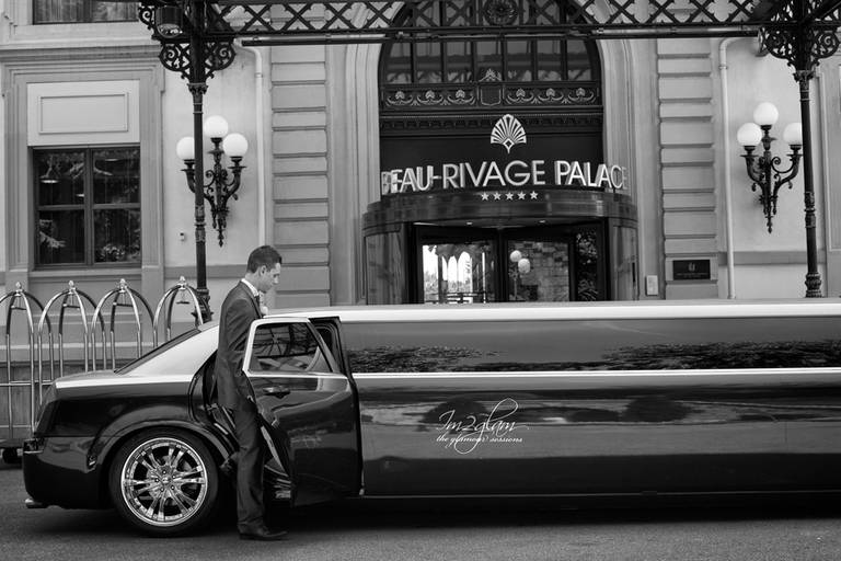 noivo a entrar no carro no Hotel Beau Rivage na Suiça