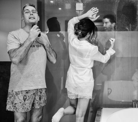 fotografia da preparação da noiva divertida