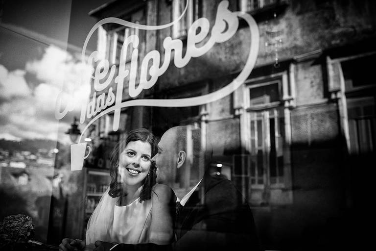 fotografia de noivos no bar