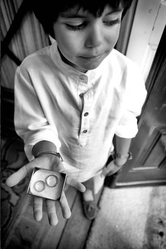 detalhe das alianças dos noivos