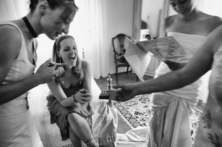 fotografia divertida da noiva com as amigas