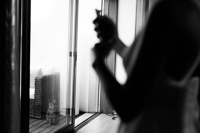 noiva a colocar perfume