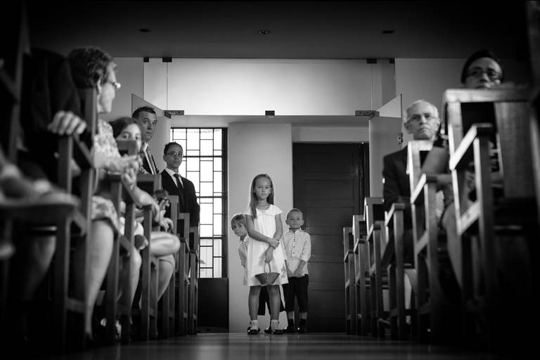meninos das alianças a caminho do altar