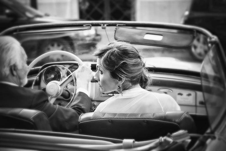 noiva com o pai a chegar à igreja