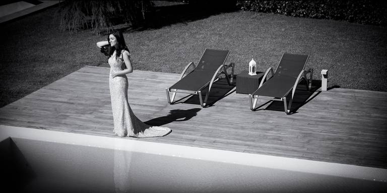 noiva na piscina de casa