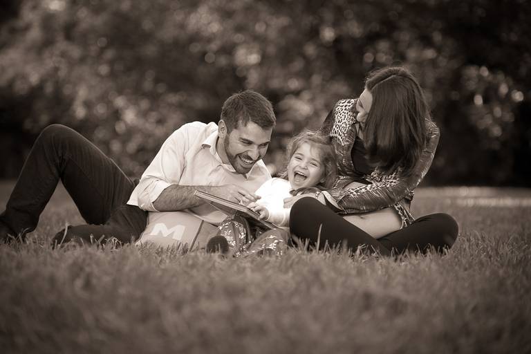 book de gestante em porto alegre e cachoeirinha casal brincando com filha mais velha