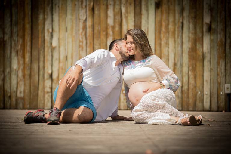 book de gestante em porto alegre e cachoeirinha esposo dando beijo na esposa