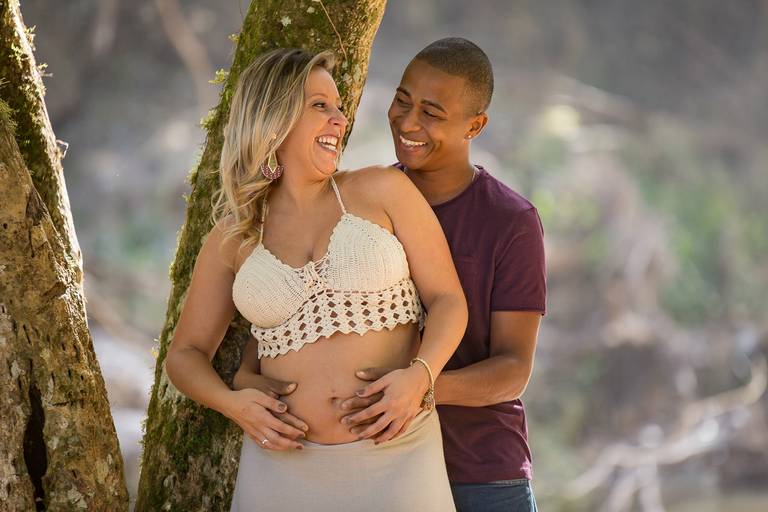 book de gestante em porto alegre e cachoeirinha casal grávido sorrindo