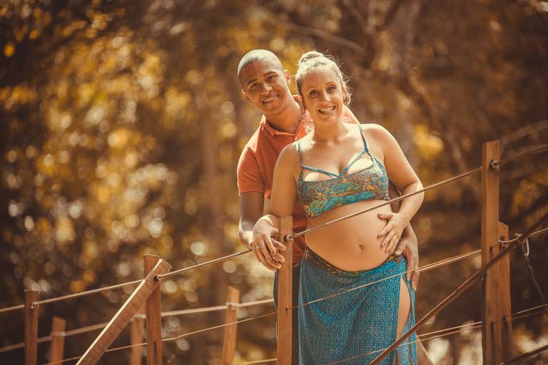 book de gestante em porto alegre e cachoeirinha casal sorrindo sobre a ponte