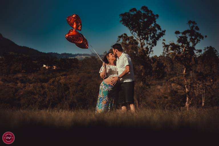 book de gestante em porto alegre e cachoeirinha casal se beijando com balões