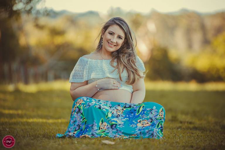 book de gestante em porto alegre e cachoeirinha gestante sentada sorrindo