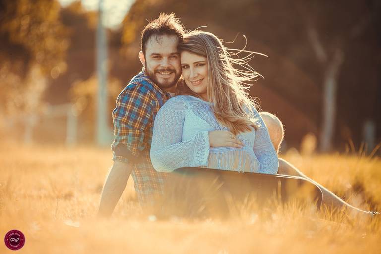 book de gestante em porto alegre e cachoeirinha casal sentado sorrindo