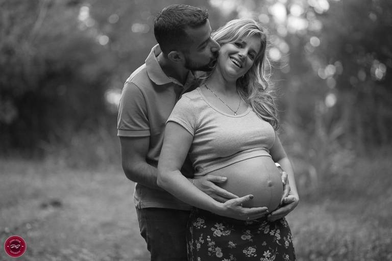 book de gestante em porto alegre e cachoeirinha imagem do casal se abraçando