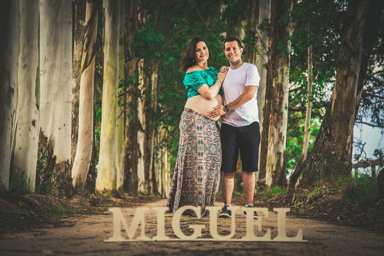 book de gestante em porto alegre e cachoeirinha pose de casal gestante com o nome do filho