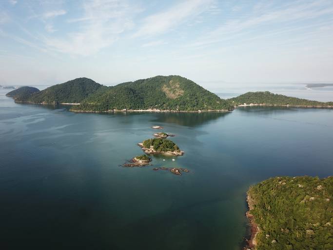 Ilha de jaguanum ao fundo