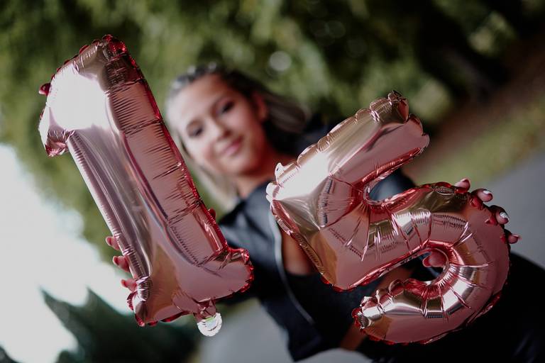 cuart dnxfotografia cumpleaños de 15 vestido de 15 sesion en moto para cumpleaños de 15 zona campestre atardecer con numeros 