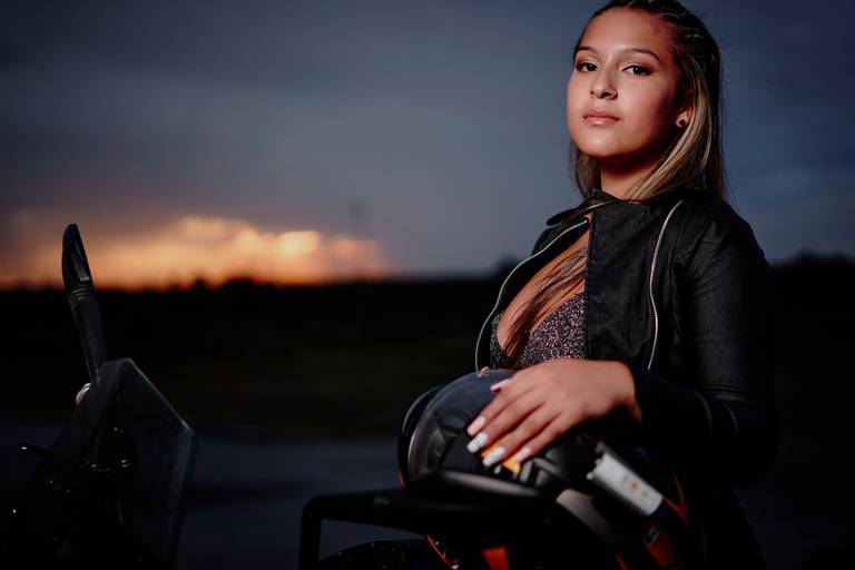 cuart dnxfotografia cumpleaños de 15 vestido de 15 sesion en moto para cumpleaños de 15 zona campestre atardecer