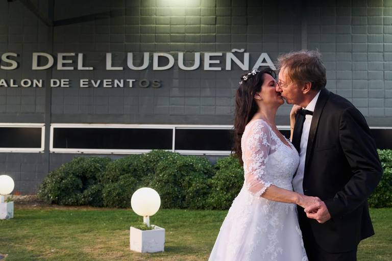 foto de novios besándose en salón altos del ludueña Rosario santa fe 
