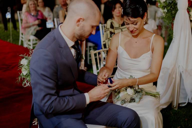 novios colocándose anillos fotogrfia de bodas 