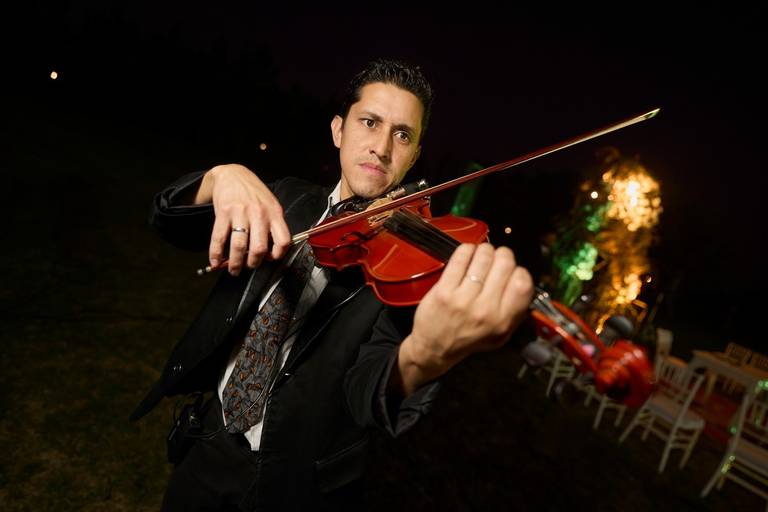 violinista tocando en la entrada de una novia en suboda fotografo Daniel Cuart