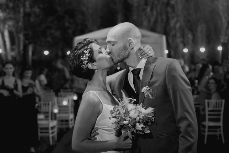 novios besándose en blanco y negro salón arengo funes santa fe fotografo Daniel Cuart dnxfotografia