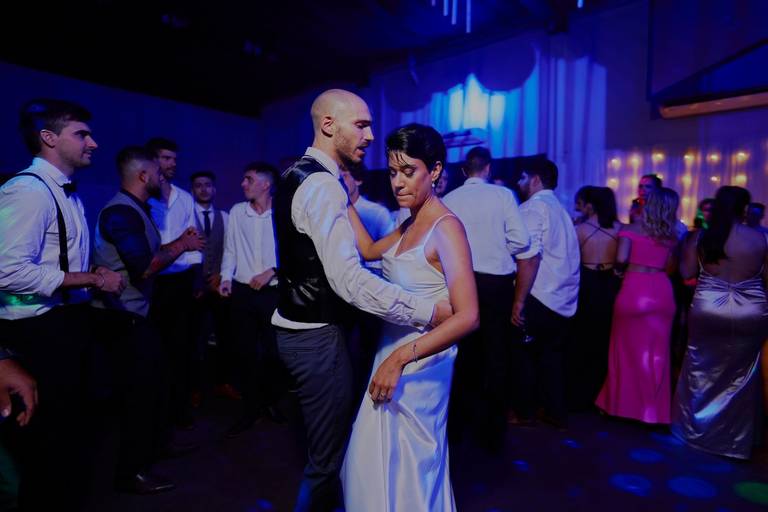 fotografia de boda novios bailando en pista de bail en funes salon arengo fotografo Daniel Cuart dnxfotografia