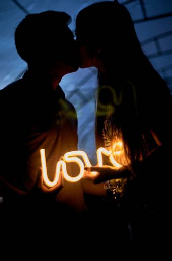 fotos de novios en su sesion pre boda con cartel luminoso LED LOVE fotografo Daniel Cuart dnxfotografia Funes santa fe Zavalla 