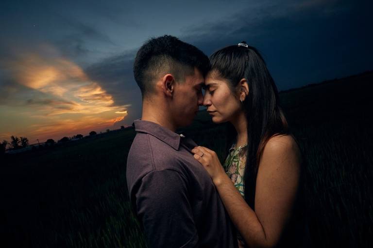 fotografia de noviosbesándose en el atardecer fotografo Daniel Cuart