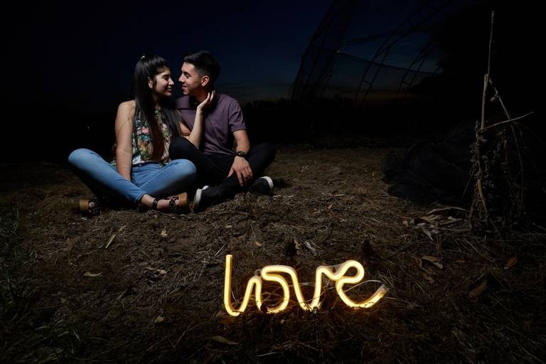 fotografia de boda con cartel Love neon fotografo Daniel Cuart
