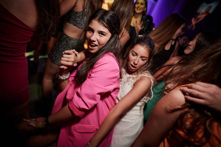 foto de la cumpleañera bailando en su cumpleaños de 15 en rosario altos del ludueña