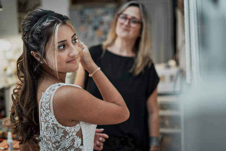 preparativos de quinceañera antes de ir a su cumpleaños de 15
