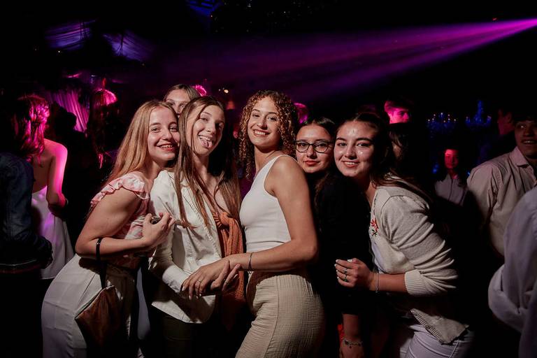 foto grupal de amigas en cumpleaños de 15